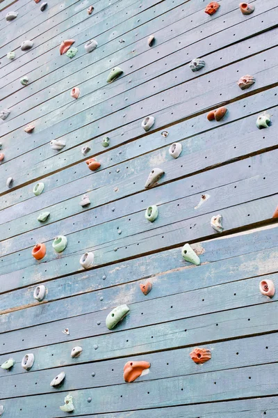 Superficie grunge de una pared de escalada artificial con puntera y —  Fotos de Stock