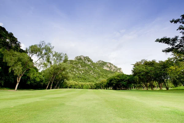 Yeşil çimenlerin üzerinde bir golf alanı — Stok fotoğraf