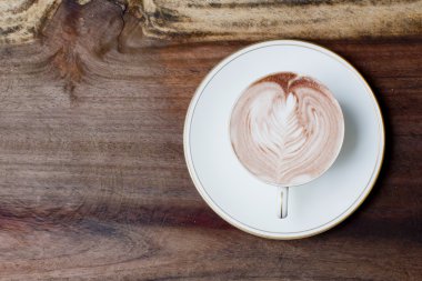 Tahta bir masada bir fincan kahve.