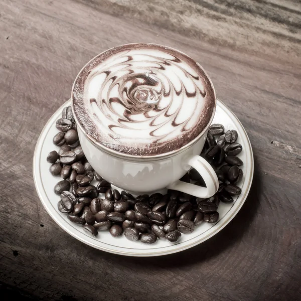 Tasse Kaffee auf einem Holztisch — Stockfoto