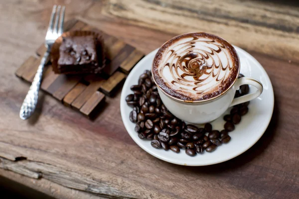 Cup of latte coffee with brownie cake — Stock Photo, Image