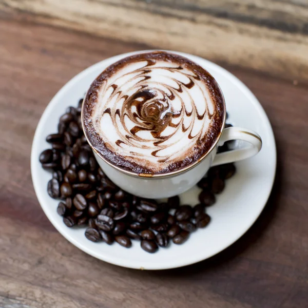 Tasse Kaffee auf einem Holztisch — Stockfoto