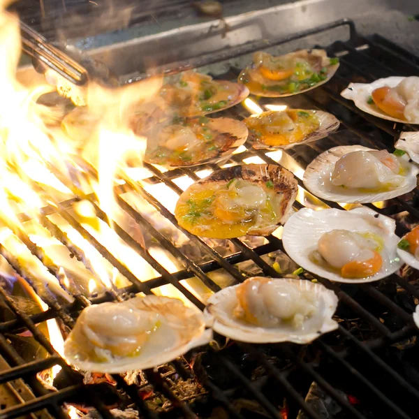 Blaze away to topped with butter, garlic and parsley on flaming — Stock Photo, Image