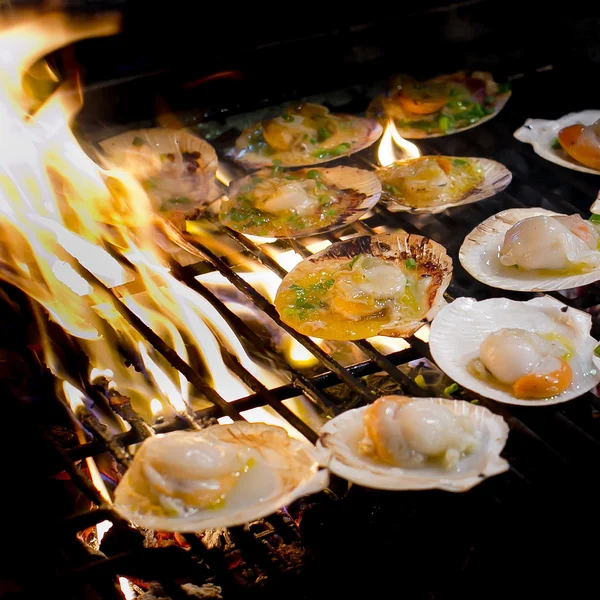 Grilled scallops topped with butter, garlic and parsley on flami — Stock Photo, Image