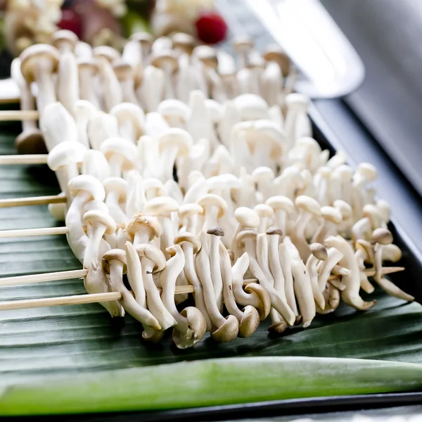 Variedade de cogumelos espetos em paus de madeira prontos para grelhados — Fotografia de Stock