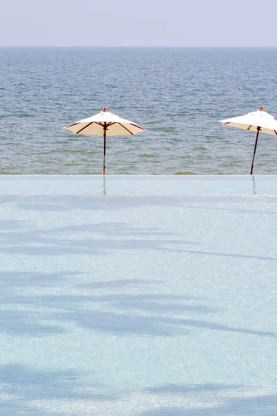 Sombrilla de playa en una playa desierta y mar perfecto vacaciones con — Foto de Stock