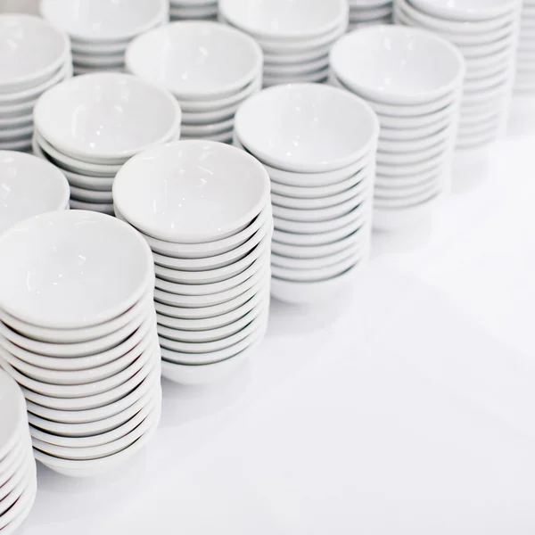 Uma pilha de pratos brancos en tigelas de sopa — Fotografia de Stock