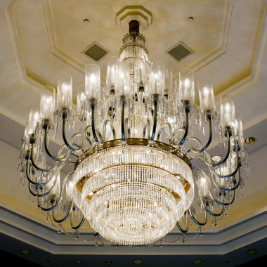 otel tavanda asılı avize parlayan