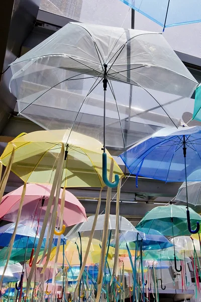 Straat versierd met gekleurde parasols — Stockfoto