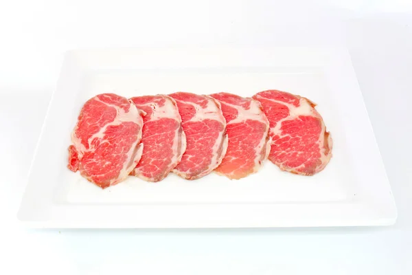 Hoogwaardige gesneden Hida wagyu rundvlees geïsoleerd op witte achtergrond — Stockfoto