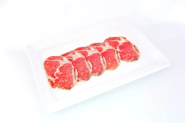 Hög grad skivad Hida wagyu nötkött isolerad på vit bakgrund — Stockfoto