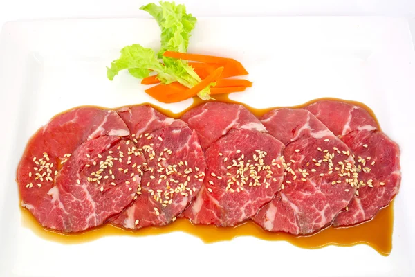 Hoogwaardige gesneden Hida wagyu rundvlees geïsoleerd op witte achtergrond — Stockfoto