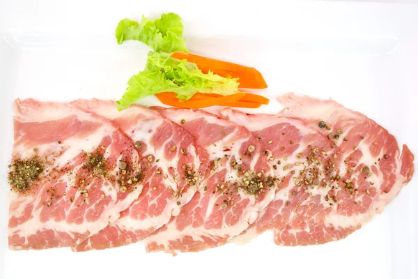 Fraîcheur porc glissé sur plat blanc pour grill — Photo