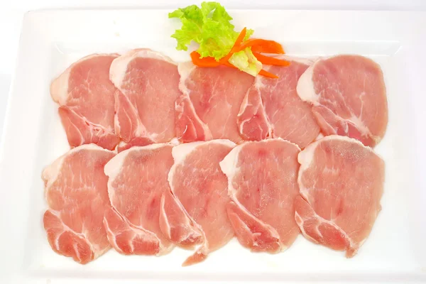 Свежая свинина на белом блюде для гриля — стоковое фото