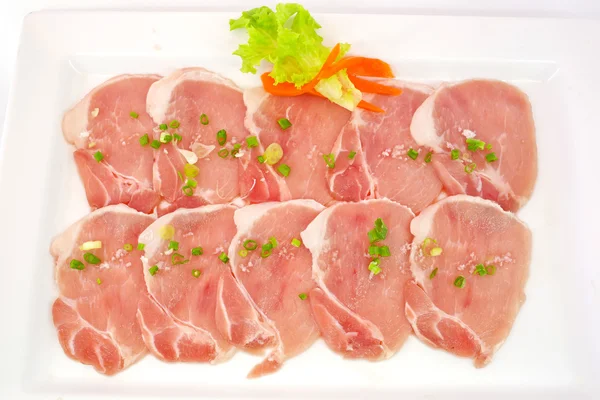 Frische rutschte Schweinefleisch auf weißem Teller für Grill — Stockfoto