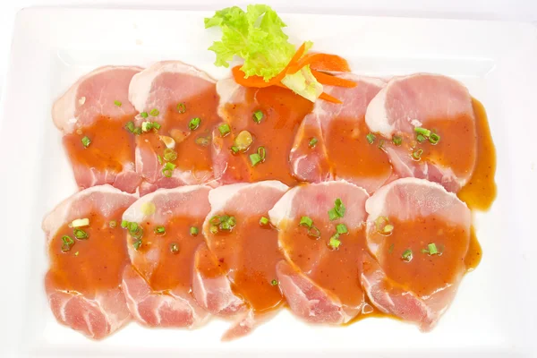 Versheid kleurenbalans varkensvlees op witte schotel voor grill — Stockfoto