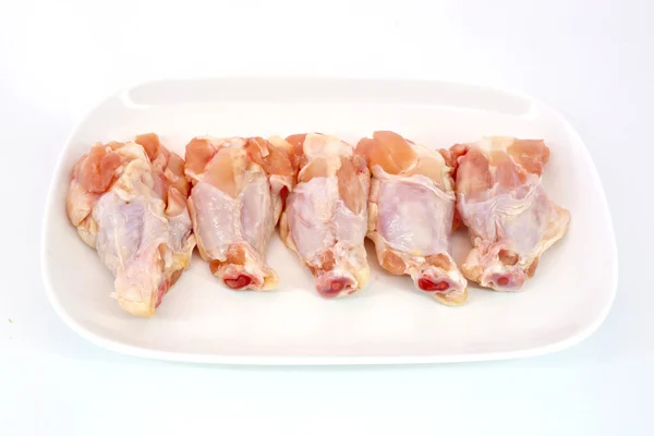Asas de frango cru fresco isolado no fundo branco pronto para ser — Fotografia de Stock