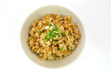 Kızarmış sarımsak üstüne sebzeli pilav