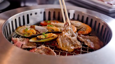 Kavrulmuş et ve deniz ürünleri ve Chopsticks Barbekü Izgara o karışık