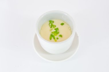 Buhar yumurta beyaz kase izole beyaz arka plan üzerinde