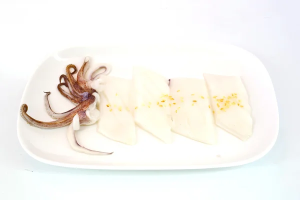 Fatia de lula crua no prato branco isolado no fundo branco pronto — Fotografia de Stock
