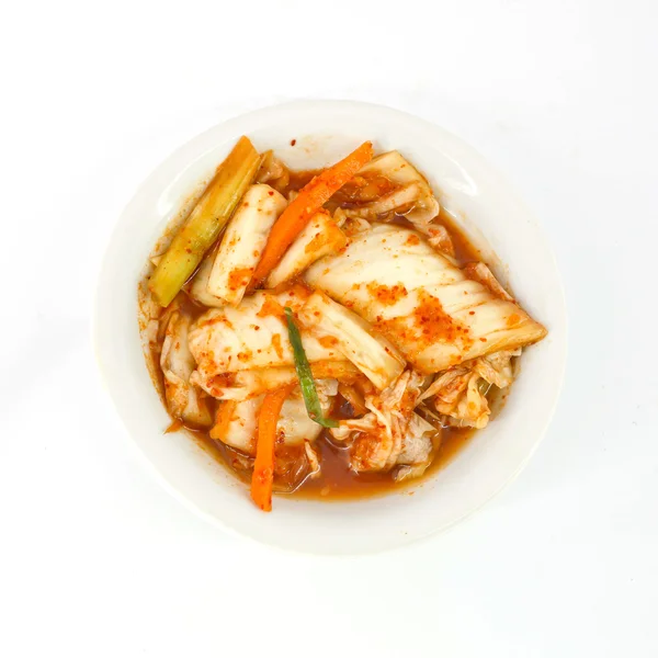 Close-up kimuchi no prato branco isolado no fundo branco — Fotografia de Stock