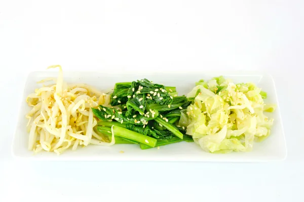 Растения из бобов, капуста, салат из кантона с кунжутом и кунжутом — стоковое фото