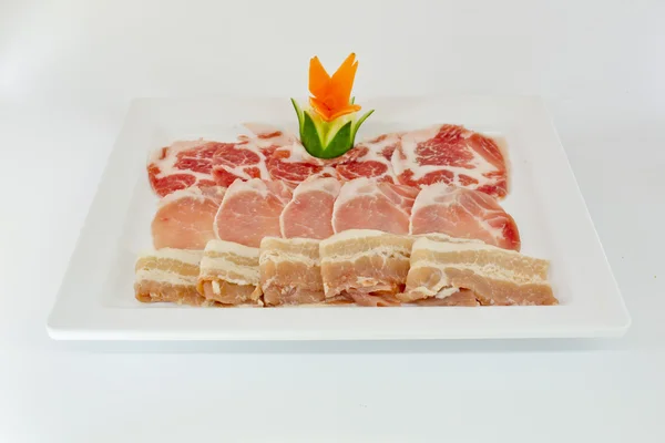 Carnes frescas curadas sortidas no prato branco isolado — Fotografia de Stock