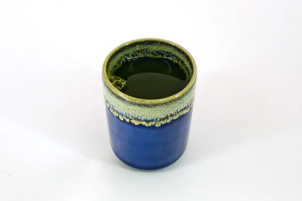 Kopp med varmt grönt te isolera på vit bakgrund — Stockfoto