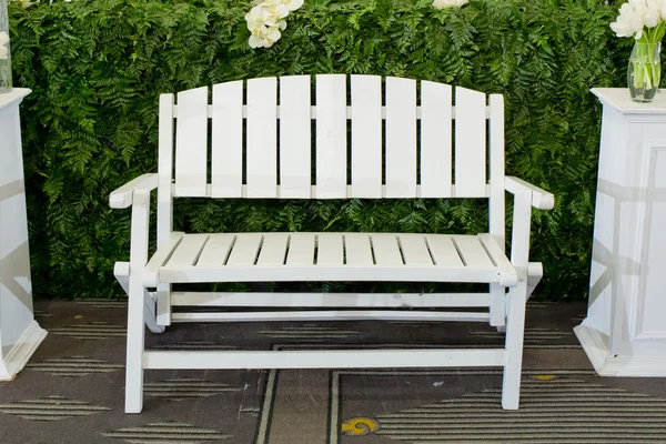 Empty white wooden bench in yard — Stock Photo, Image