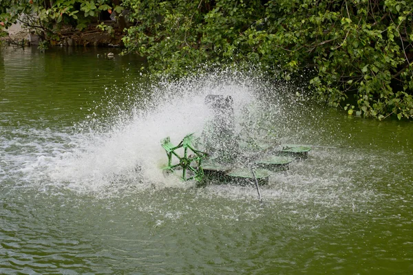 Havuzda su ve aerator türbin eylemi durdurmak