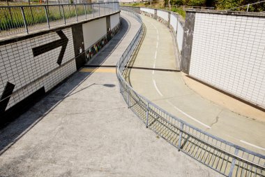 geçit metal Küpeşte ile.