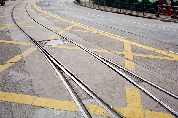 Straßenbahn mit gelbem Straßenzeichen — Stockfoto