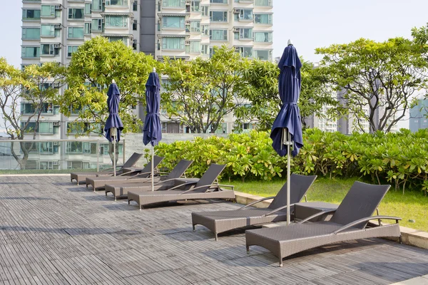 Camas de madera para piscina y sombrilla con luz natural — Foto de Stock