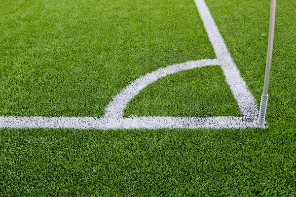 Hoek grens markeringen van gras voetbalveld — Stockfoto