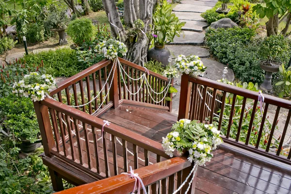 Holztreppen im traditionellen thailändischen Stil. — Stockfoto