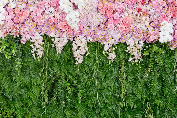 Backdrop pink flowers and green leaf arrangement for wedding cer — Stock Photo, Image