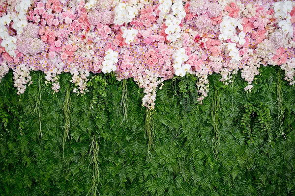 Backdrop pink flowers and green leaf arrangement for wedding cer — Stock Photo, Image