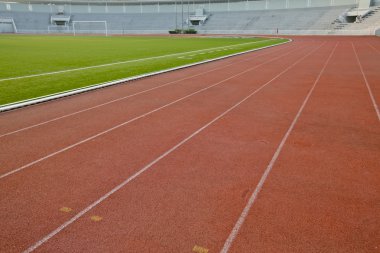 Koşu parkuru ile çim bahçesinde sporcular arka planı için