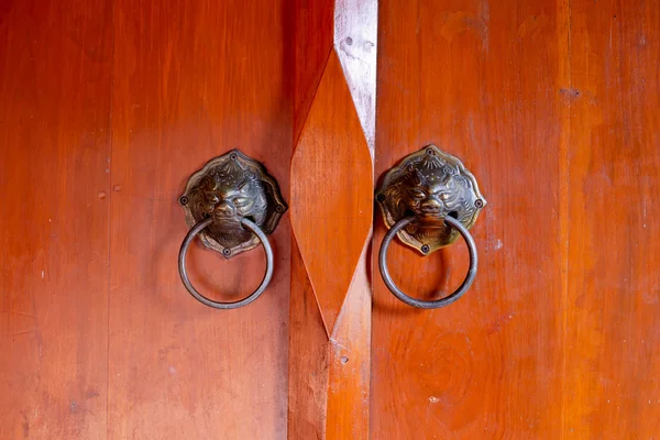 Porta chinesa velha com maçanetas da porta da cabeça do leão — Fotografia de Stock