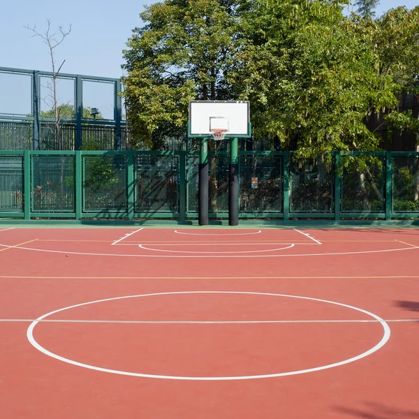 Campo de basquete público ao ar livre — Fotografia de Stock