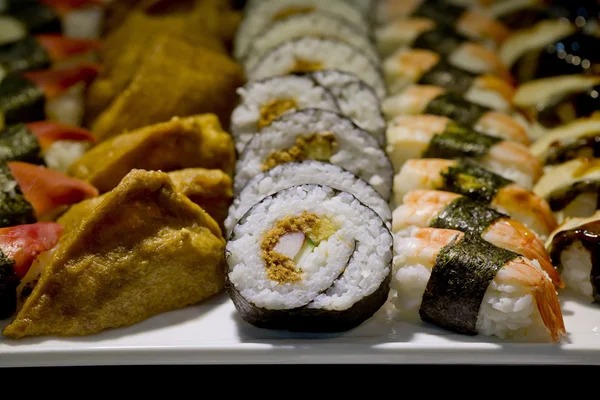 Japonská kuchyně-stravování bufetu Sushi Set v restauraci — Stock fotografie