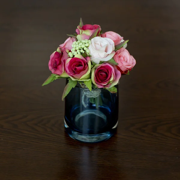 Glazen vaas met bloemen, een mooi sieraad in een bruiloft — Stockfoto