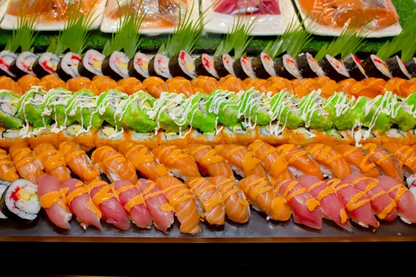 Kuchnia japońska-gastronomiczne styl zestaw Sushi w restauracji w formie bufetu — Zdjęcie stockowe