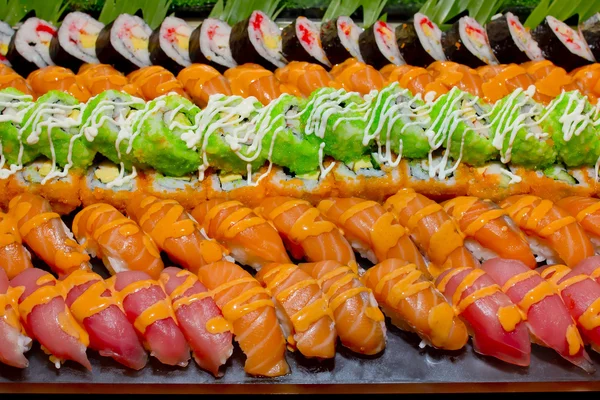 Cocina Japonesa Buffet estilo catering Sushi Set en restaurante — Foto de Stock