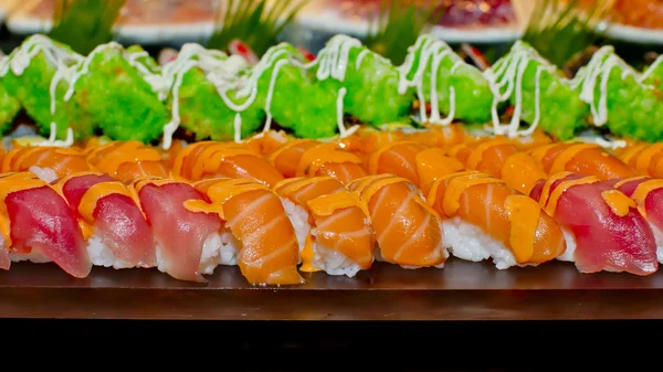 Cozinha Japonesa Buffet estilo de catering Sushi Situado no restaurante — Fotografia de Stock