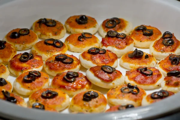 Runde Fleischkuchen mit Topping schwarze Oliven in Scheiben geschnitten auf Buffet-Linie — Stockfoto