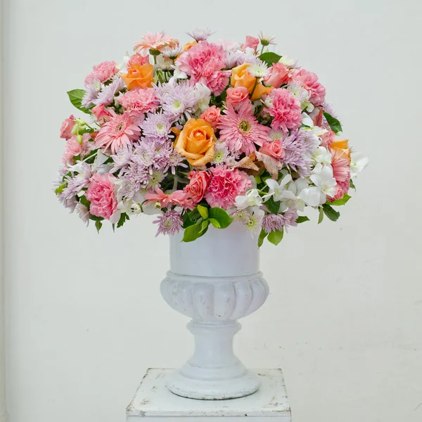 Vaso de vidro com flores, um belo ornamento em um casamento — Fotografia de Stock
