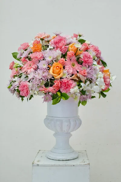 El florero de cristal con las flores, el ornamento hermoso en la boda —  Fotos de Stock