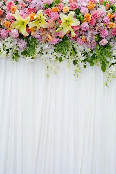 Floral achtergrond in gezellige kamer op de bruiloft — Stockfoto